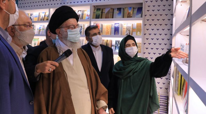 Interview mit Imam Chamenei auf der 34. Teheraner Buchmesse