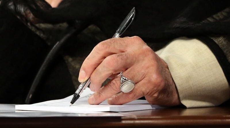 Kurzbotschaft Imam Chameneis zur Gratulation an das iranische Volk Kurzbotschaft Imam Chameneis zur Gratulation an das iranische Volk